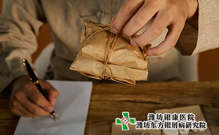 摄图网_501674736_中医医师调配中药（企业商用）