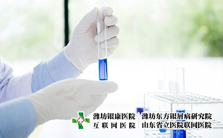 摄图网_302025774_在实验室工作的亚洲科学研究员持有测试管并使用化学制造进行液溶分析（企业商用）