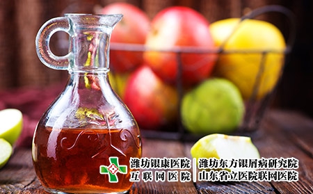 摄图网_304244857_瓶中和桌上的苹果醋（企业商用）