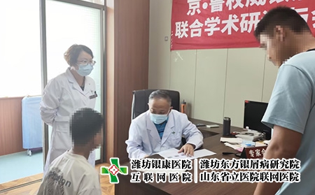 王昕教授与潘晓娟主任联合对患者进行问诊
