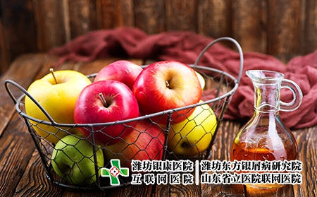 摄图网_304244854_瓶中和桌上的苹果醋（企业商用）