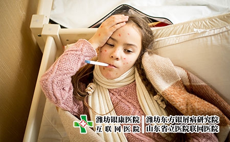 摄图网_304086247_躺在床上和测量温度的天花患病女孩肖像（企业商用）