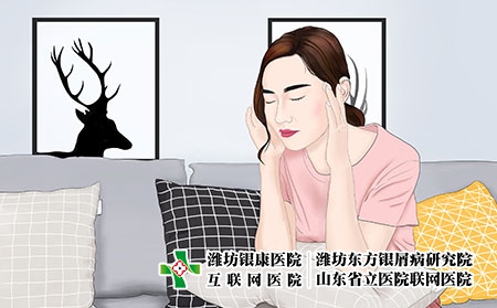摄图网_400078833_坐在沙发上缓解疲劳的女孩（企业商用）