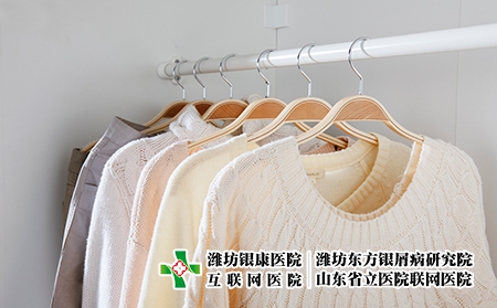 摄图网_500764248_挂在衣柜里的一排衣服（企业商用）