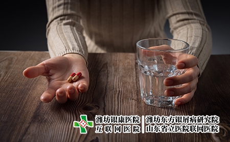 摄图网_501699698_女性手心放着药（企业商用）水