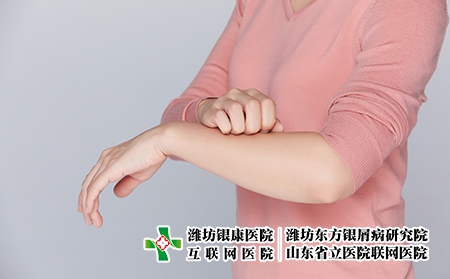 摄图网_501683946_女性身体不舒服手臂发痒（企业商用）