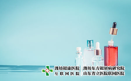 摄图网_300135473_化妆品瓶产品与液体,吸管蓝色背景,正视图精华,爽肤水提取血清桌子上,正视图美容现代护肤理念与（企业商用）