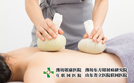 摄图网_501763551_按摩师给顾客做泰式spa艾草理疗（企业商用）中医