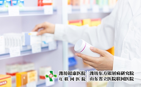 摄图网_501652674_药剂师手拿药（企业商用）