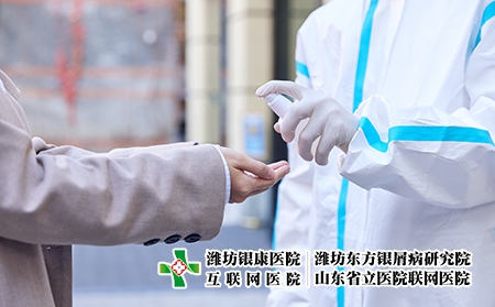 摄图网_501692504_园区内为都市女性手部消毒的医护人员特写（企业商用）