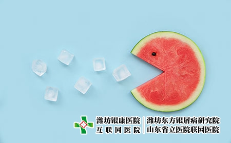 摄图网_500498028_夏季清凉解暑喷冰块的西瓜（企业商用）