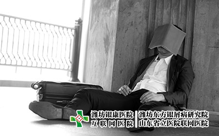 摄图网_307150901_坐在户外亲近地看书精神紧张的亚洲商人破产了（企业商用）