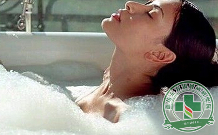爱干净无罪,银屑病患者洗澡需谨慎