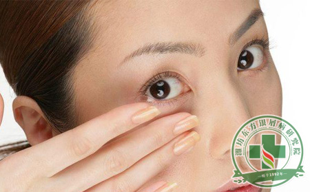 女性银屑病患者戴隐形眼镜过程中的护理方法问题
