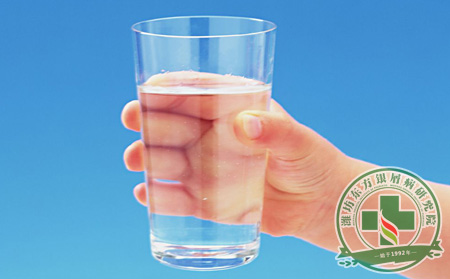 健康新知：银屑病患者的晨起一杯温水