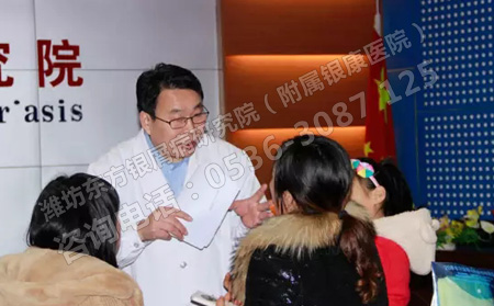 会议结束后，患者向医生咨询