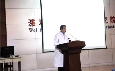 李华杰院长与银屑病患者分享银屑病防治知识，与患者共同战胜银屑病