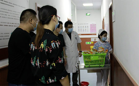潍坊东方银屑病研究院为患者送上爱心粽子